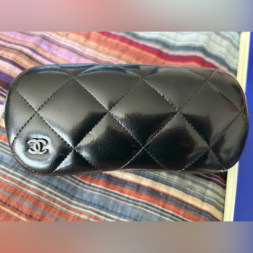 Authentic Chanel sunglasses with a lovely rose tinted frame. Original case. - Picture 2 of 8